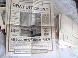 une pile de journaux posée sur un lit recouvert de feuilles de papier