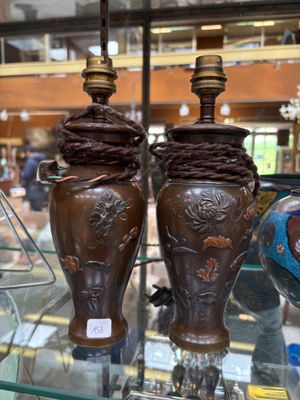 Japon, XXème siècle, Paire de vases montés en lampes en bron…