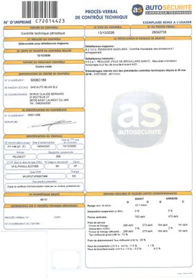 un gros plan d'un document sur lequel figure la photo d'une voiture