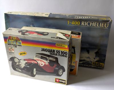 deux boîtes contenant un modèle de voiture