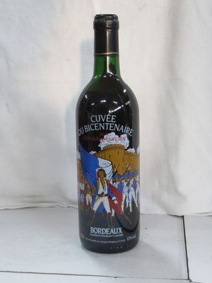 une bouteille de vin posée sur une table