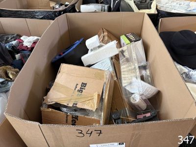 une boîte en carton remplie d'objets qui se trouvent dans une pièce
