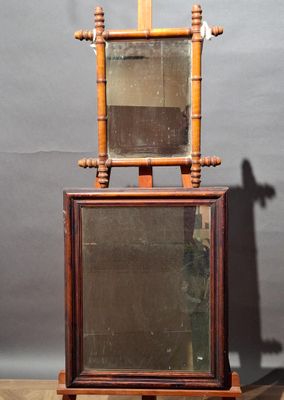 un miroir posé sur un socle en bois, sur lequel est posé un autre miroir