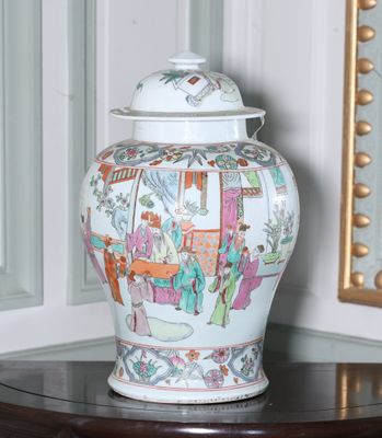 un vase avec un couvercle posé sur une table dans une pièce