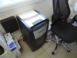 une chaise de bureau noire posée à côté d'une imprimante sur un bureau
