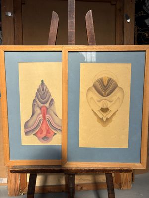 deux tableaux exposés sur un chevalet