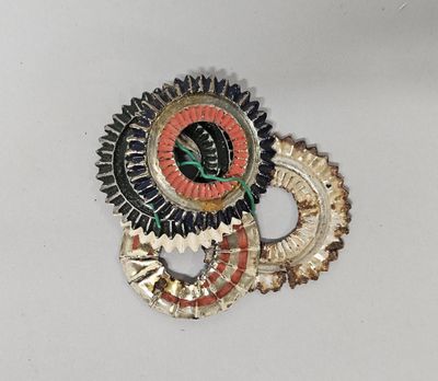 une image montrant un gros plan d'une broche posée sur une surface blanche