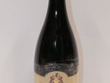 une bouteille de vin posée sur une table