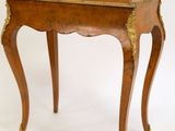 l'image d'une petite table en bois munie d'un tiroir