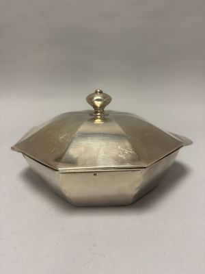 une boîte ancienne en métal argenté, munie d'un couvercle et d'une poignée