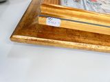 la photo d'une photo d'une ville posée sur une table