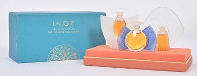deux flacons de parfum posés sur une boîte, à côté d'une boîte bleue