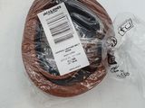 un gros plan sur un panier de provisions emballé dans du plastique