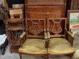 deux chaises et une commode dans une pièce