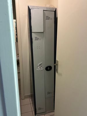 un casier métallique dans un coin des toilettes