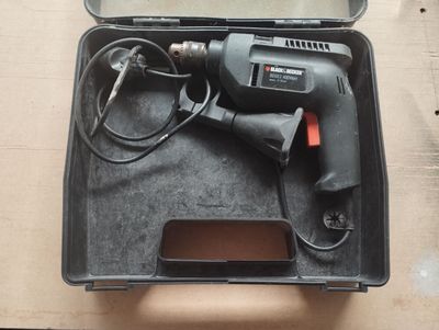 Une perceuse filaire BLACK & DECKER BD 562 400 watts.