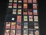 une table noire recouverte d'une multitude de cartes