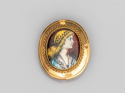 portrait d'une femme coiffée d'une couronne de fleurs, sur une broche plaquée or