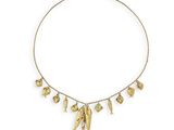 un collier en or orné de poissons, de coquillages et de feuilles