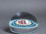 un gros plan d'une boule en verre ornée de perles