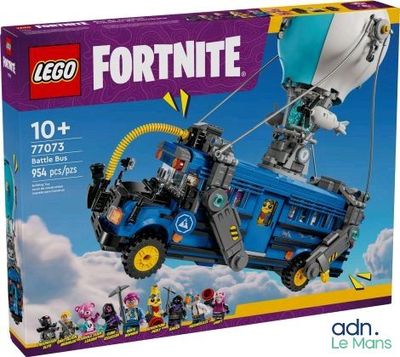 La boîte est remplie de Lego, dont un véhicule bleu et jaune.