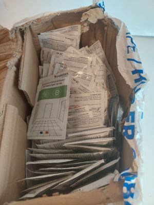 une boîte remplie de journaux posée sur une table