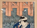une photo d'une femme en kimono bleu