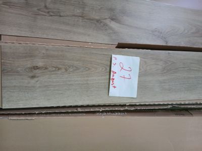 un morceau de papier collé avec du ruban adhésif sur le côté d'un morceau de bois