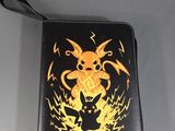 un gros plan d'un portefeuille orné d'un motif Pokémon