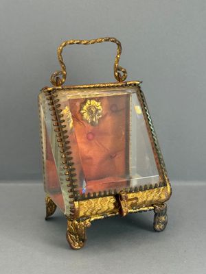 une boîte en verre contenant la photo d'une femme