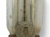 deux bouteilles en verre à l'ancienne accrochées au mur