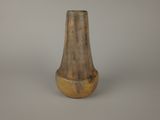 un petit vase posé sur une table