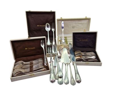 beaucoup d'argenterie dans un coffret sur la table