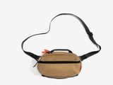 le sac banane est en tissu tissé et est muni d'une sangle noire