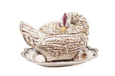 un oiseau blanc et marron posé sur une assiette avec une soucoupe