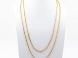 un collier à chaîne en or sur un mannequin mannequin mannequin mannequin mannequin mannequin mannequin mannequin mannequin mannequin
