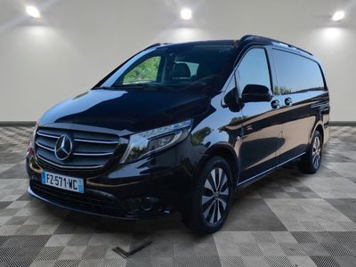 un monospace Mercedes Classe V noir garé dans un garage