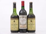trois bouteilles de vin posées les unes à côté des autres sur une surface blanche