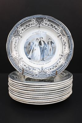 une pile d'assiettes sur lesquelles figure l'image d'un homme et d'une femme
