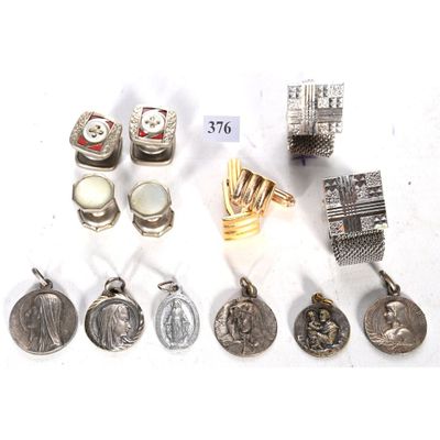 de nombreux types de bijoux en argent sur un fond blanc