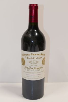 une bouteille de vin posée sur une table