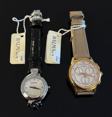 deux montres sont assises l'une à côté de l'autre sur une table