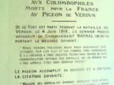 une plaque fixée au mur d'un immeuble, sur laquelle figure un oiseau