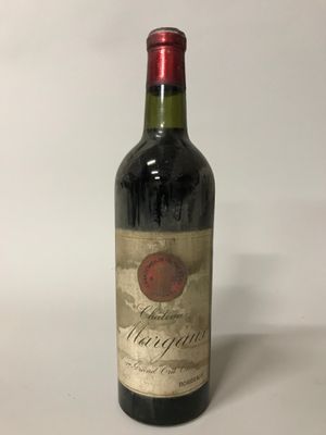 une bouteille de vin posée sur une table