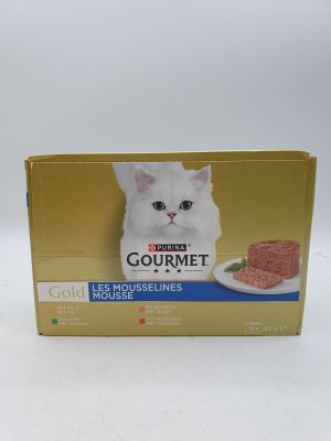 une boîte de nourriture pour chat haut de gamme posée sur une table