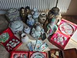 beaucoup d'objets posés sur le sol