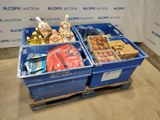 deux bacs bleus contenant de la nourriture, posés sur une palette