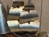 une maquette en métal d'un bateau pirate exposée