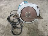 Quelqu'un utilise une scie circulaire pour couper un morceau de métal.