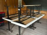 une pièce avec un lit et une table à l'intérieur